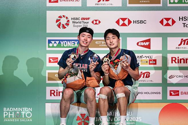 20일(한국시간) 일본 도쿄에서 열린 세계배드민턴연맹 월드투어 일본오픈에서 남자복식 우승을 차지한 서승재(왼쪽)-김원호가 시상대에서 포즈를 취하고 있다. 대한배드민턴협회 제공