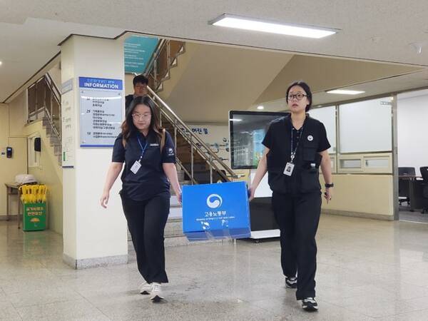 중부지방고용노동청이 지난 16일 인천 맨홀 작업자 사망 사고와 관련해 인천환경공단을 압수수색한 뒤 나가고 있다. 경기일보 DB