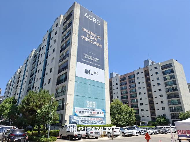 데이케어센터 유치를 두고 재건축 조합 내 갈등을 겪고 있는 서울 신반포 한신 7차 단지에 요양시설 설치 반대 플래카드가 걸려 있다. 이승환 기자