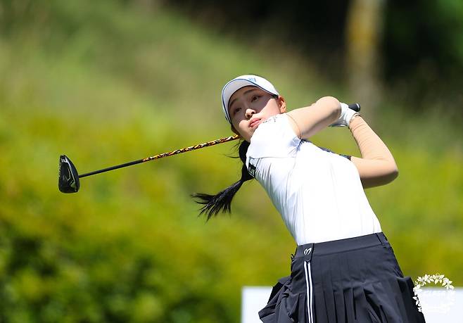 티샷을 하고 있는 유현조. KLPGA