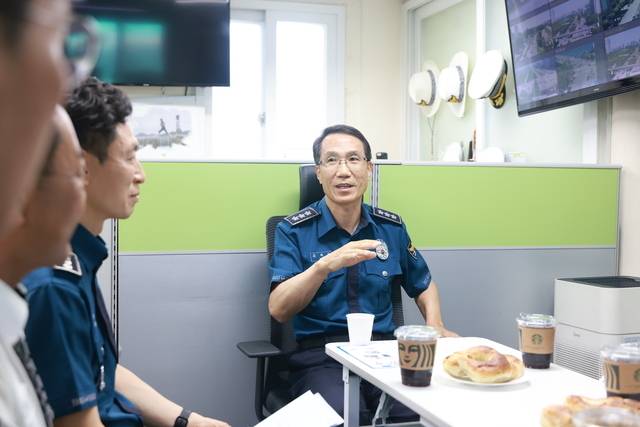 유재성(오른쪽 첫번째) 경찰청장 직무대행이 11일 서울 영등포경찰서 교통정보센터를 방문해 직원들과 이야기를 나누고 있다. 경찰청 제공