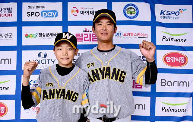 2025년 7월 19일 강원도 횡성베이스볼파크에서 '제2회 마이데일리배 전국유소년야구대회'가 열렸다. 안양시유소년야구단 남성호 감독과 김주원이 화이팅을 외치고 있다./횡성베이스볼테마파크=유진형 기자