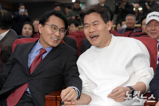 국민의힘 윤상현 의원(왼쪽)과 전한길씨. 윤창원 기자