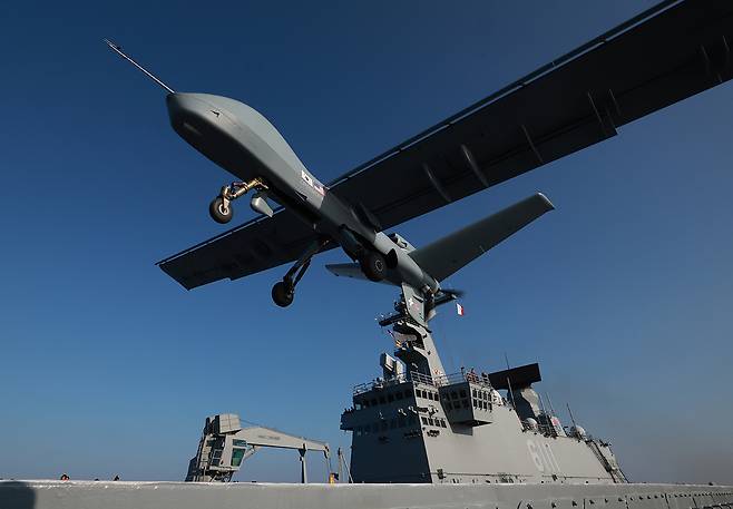 대형수송함 독도함(LPH)에서 고정익 무인기(시제기)가 비행갑판을 통해 이륙하고 있다. 세계일보 자료사진