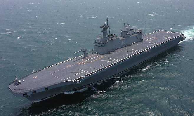 대형수송함 마라도함(LPH)이 기동훈련을 위해 항해하고 있다. 세계일보 자료사진