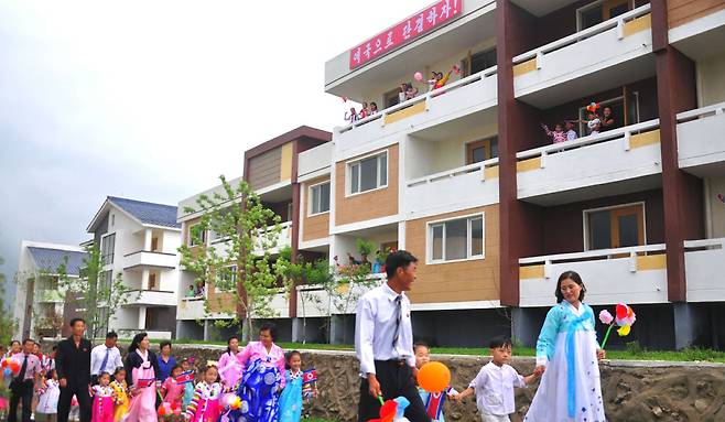 북한 노동당 기관지 노동신문은 19일 "세번째로 '새집들이 경사'를 맞이한 송림시 청운농장에 농업근로자들의 기쁨이 한껏 넘쳐나고 있다"라고 보도했다.