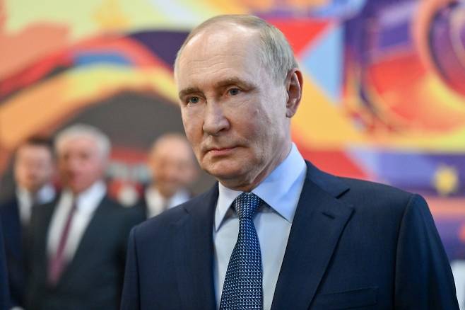 블라디미르 푸틴 러시아 대통령이 첼랴빈스크주의 대형 철강업체 마그니토고르스크(MMK) 제철소에서 직원들을 만나고 있다. 2025.7.16 첼랴빈스크 TASS 연합뉴스