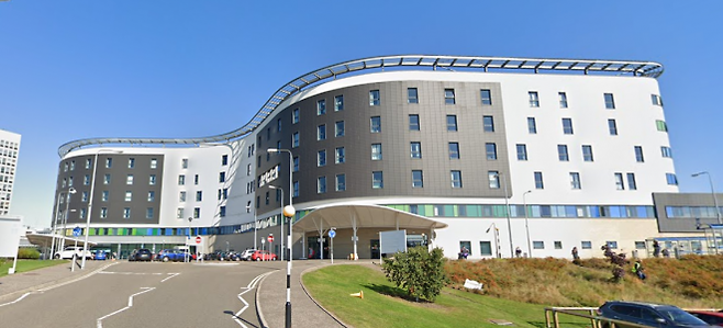 트랜스젠더 여성 의사와 여성용 탈의실을 공유하는 것을 거부했다가 정직 처분을 당했던 간호사 샌디 페기의 직장인 영국 스코틀랜드 커콜디 소재 빅토리아 병원 전경. 구글맵 스트리트뷰 캡처