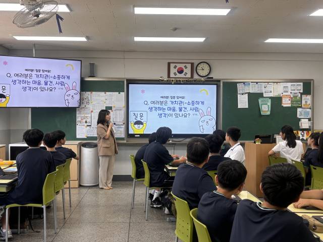 10일 서울 송파구 소재 A중학교의 한 1학년 교실에서 학교자율시간 수업이 진행되고 있다. 장형임 기자