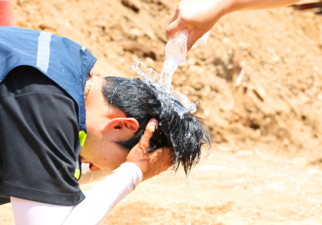 2일 대구 중구 한 건설현장에서 작업자가 냉수를 머리에 끼얹으며 무더위를 식히고 있다. 연합뉴스