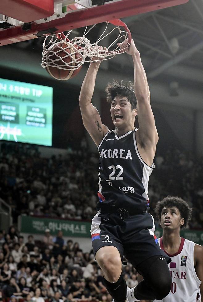 남자농구국가대표팀 여준석이 20일 안양체육관에서 열린 ‘하나은행 2025 남자농구 국가대표 평가전’ 카타르와 2차전에서 호쾌한 덩크슛을 성공하고 있다. 사진제공|대한민국농구협회