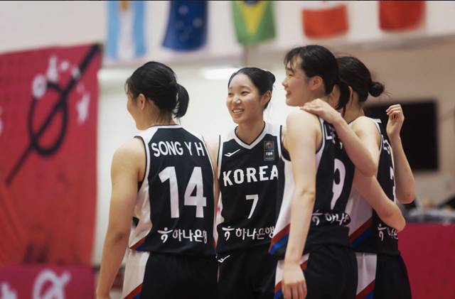 경기에 집중하는 한국 여자농구 19세 이하 대표팀 선수들. /사진=FIBA 캡처