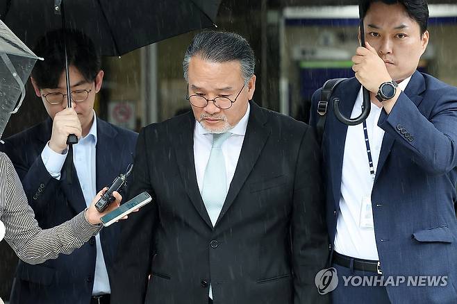 고개 숙인 삼부토건 회장 (서울=연합뉴스) 임화영 기자 = 주가조작 의혹으로 김건희 여사 관련 의혹을 수사하는 민중기 특별검사팀의 조사를 받은 이일준 삼부토건 회장이 17일 서울중앙지법에서 구속 전 피의자 심문(영장실질심사)을 마친 뒤 법정을 나서고 있다.
특검팀은 지난 14일 법원에 낸 삼부토건 이 회장, 조성옥 전 회장, 이응근 전 대표, 이기훈 부회장의 구속영장 청구서에 이들이 챙긴 부당이득이 369억원에 달한다고 적시한 것으로 알려졌다. 2025.7.17 hwayoung7@yna.co.kr