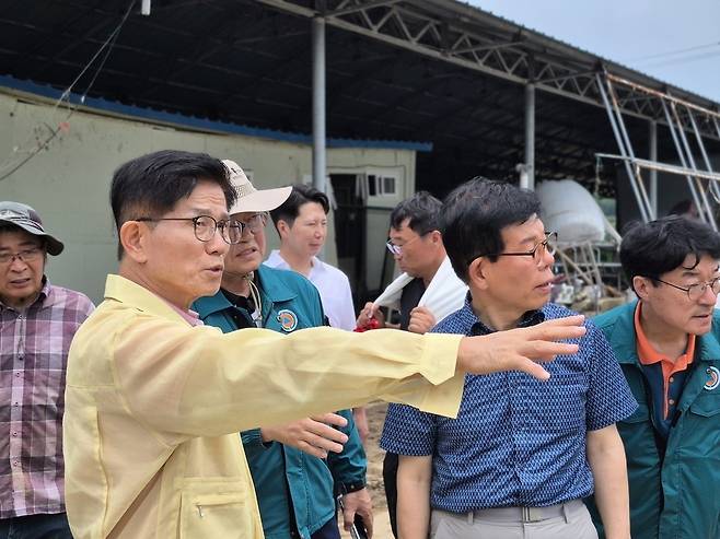 ▲ 국민의힘 대표 선거에 나선 김문수 전 경기지사가 21일 집중호우로 피해를 입은 경남 산청군을 방문해 침수 피해 현장을 둘러보고 있다. /사진제공=김문수 전 경기지사