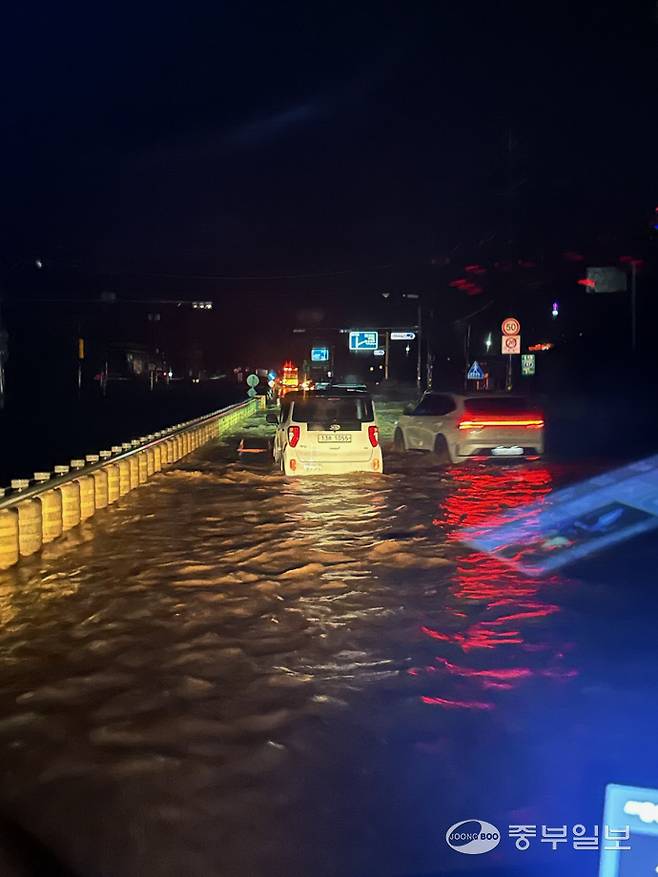 지난 20일 새벽에 물에 잠긴 포천시 내촌면 도로 모습. 사진=독자 제공