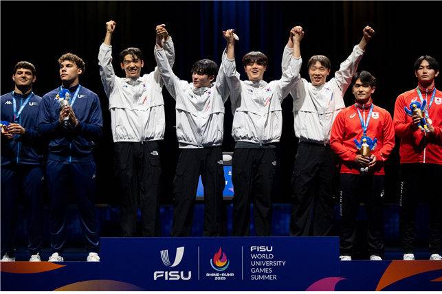 황희근, 임재윤, 박정호, 박상원(시상대 중앙 왼쪽부터) 선수가 현지시각 7월 20일 단체전 금메달을 획득한 후 시상대에 올라 환호하고 있다.(사진=대전시체육회 제공)