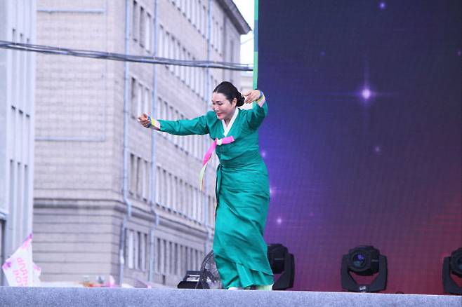 입춤 공연하는 최윤희 보유자 모습./사진=대전문화재단 제공