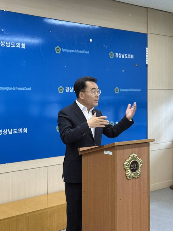 지난 17일 경남도의회에서 기자회견을 하고 있는 임철규 도의원. / 경남도의회