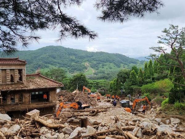 소방인력들이 산청 내리마을 호우 피해 현장에서 실종자 수색 작업을 하고 있다. / 경남도청