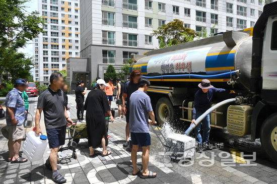 ▲ 집중호우로 인해 상수도 송수관로가 파손되면서 20일 울산시 울주군 언양읍과 삼남읍, 두서면 등 서울주 6개 읍면지역에 수돗물 공급이 중단됐다. 언양읍 한 아파트단지에서 주민들이 급수차에서 물을 공급받고 있다. 김동수기자 dskim@ksilbo.co.kr