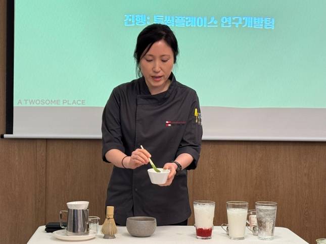 김현정 투썸플레이스 연구개발팀이 17일 투썸플레이스 국회의사당역점에서 열린 '신제품 미디어 품평회'에서 말차 음료를 제조하고 있는 모습./사진=윤서영 기자 sy@