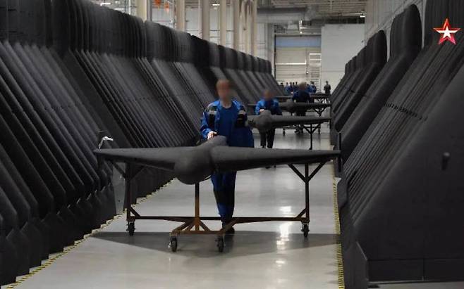 러시아 10대 청소년들이 ‘게란-2’ 자폭 드론을 제조하고 있는 모습. (출처=x.com/NOELreports)