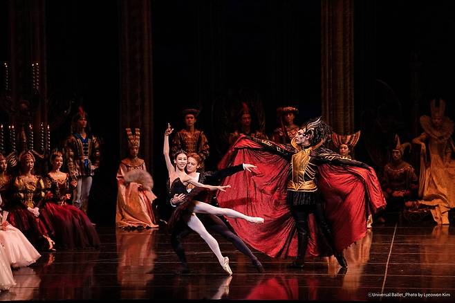 '백조의 호수' 2막에서 다닐 심킨과 홍향기ⓒUniversal Ballet_Photo by Lyeowon Kim(유니버설발레단 제공)