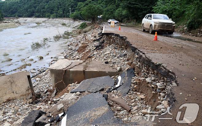 21일 경기도 가평군 조종면 대보리 수해현장에서 도로가 유실돼 있다. 2025.7.21/뉴스1 ⓒ News1 김명섭 기자