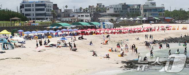 제주에 폭염특보가 발효 중인 20일 오후 제주시 애월읍 곽지해수욕장에서 피서객들이 물놀이로 더위를 쫓고 있다. 2025.7.20/뉴스1 ⓒ News1 오현지 기자