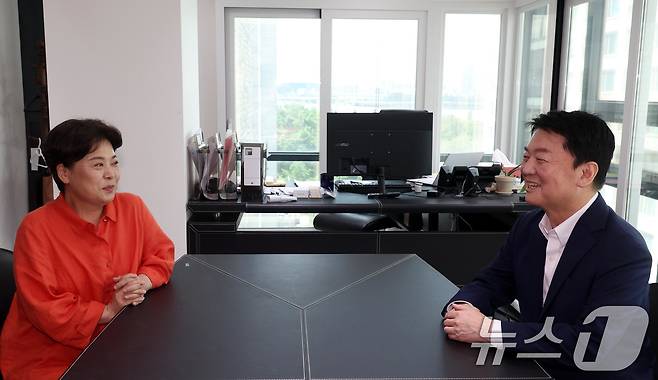 윤희숙 국민의힘 혁신위원장이 21일 서울 여의도 중앙당사에서 안철수 의원과 만나 당 혁신안 관련 면담을 하고 있다. (공동취재) 2025.7.21/뉴스1 ⓒ News1 유승관 기자