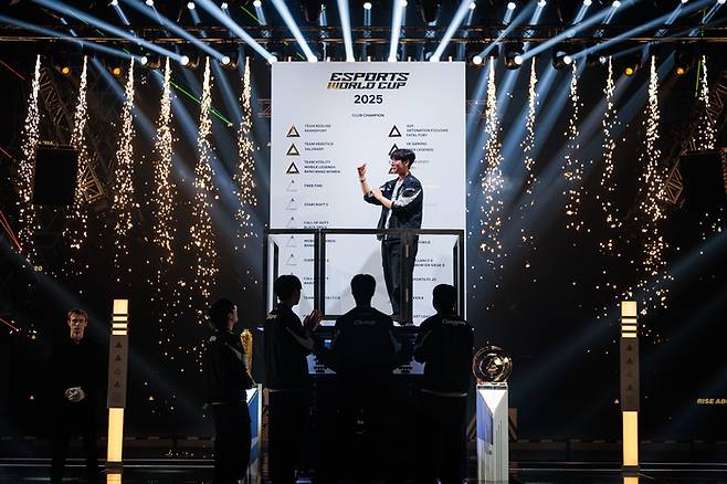 젠지 주장 ‘룰러’ 박재혁이 EWC LoL 우승 키를 토템에 삽입하고 있다. 사진 | EWC