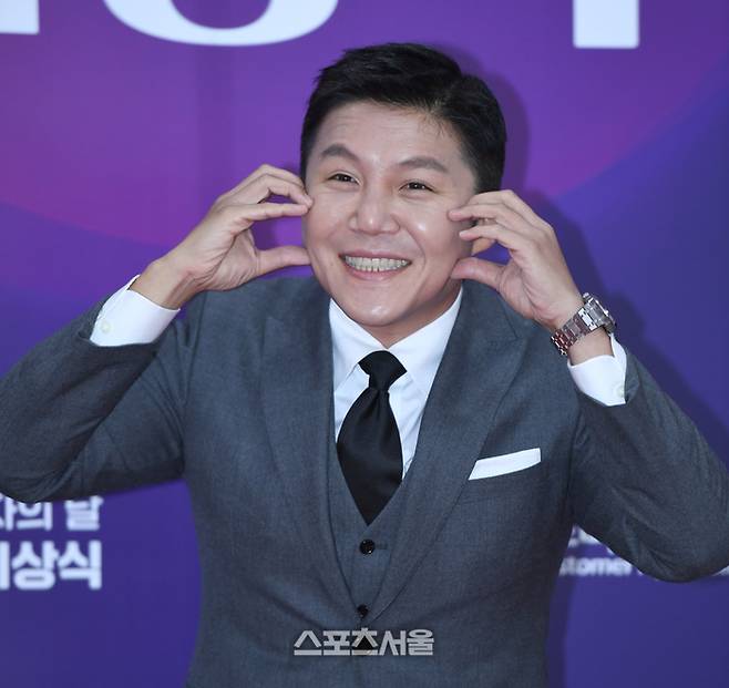 조세호가 28일 서울 강남구 과학기술회관에서 열린 제29회 소비자의 날 KCA 문화연예 시상식 레드카펫에서 포즈를 취하고 있다. 최승섭기자 thunder@sportsseoul.com