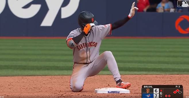 샌프란시스코 이정후(왼쪽)가 6회초 2사 1, 2루 때 중전 적시타를 친 뒤 3루 송구를 틈타 2루로 내달려 슬라이딩한 뒤 세이프 판정을 듣고 동료들의 환호에 손을 들어 화답하고 있다. MLB닷컴 중계화면 캡쳐