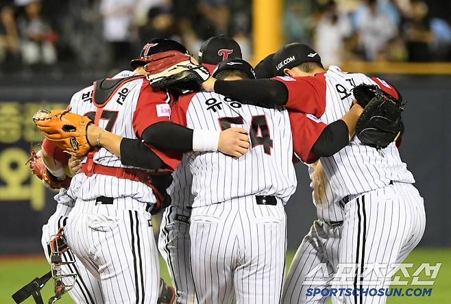 20일 잠실구장에서 열린 LG 트윈스와 롯데 자이언츠의 경기. 승리한 LG 선수들이 기뻐하고 있다. 잠실=박재만 기자 pjm@sportschosun.com/2025.07.20/