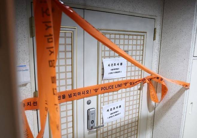 21일 인천에서 사제 총기를 발사해 가족을 숨지게 한 피의자의 주거지에 폴리스 라인이 설치돼 있다. 서울경찰청은 경찰특공대가 피의자의 서울 도봉구 쌍문동 주거지에서 신나와 타이머 등 사제 폭발물을 발견해 제거했다고 밝혔다. 연합뉴스