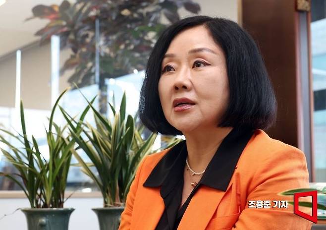 이유원 한국학원연합회 회장이 서울 성북구 협회 사무실에서 아시아경제와 인터뷰 하고 있다. 조용준 기자