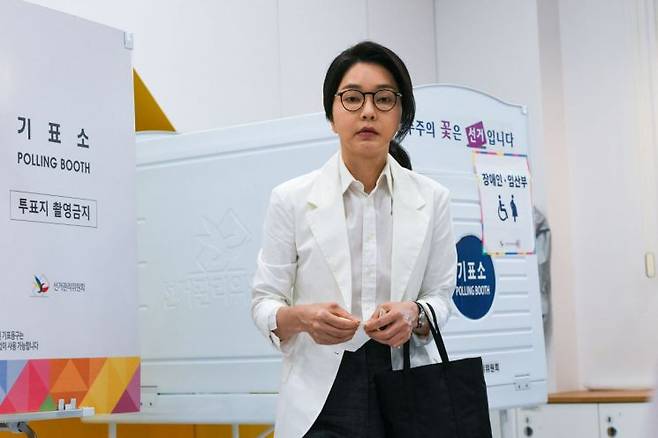 윤석열 전 대통령 배우자인 김건희 여사가 제21대 대통령 선거일인 지난달 3일 서울 서초구 원명초등학교에 마련된 서초4동제3투표소에서 기표를 마치고 기표소에서 나오고 있다. 연합뉴스