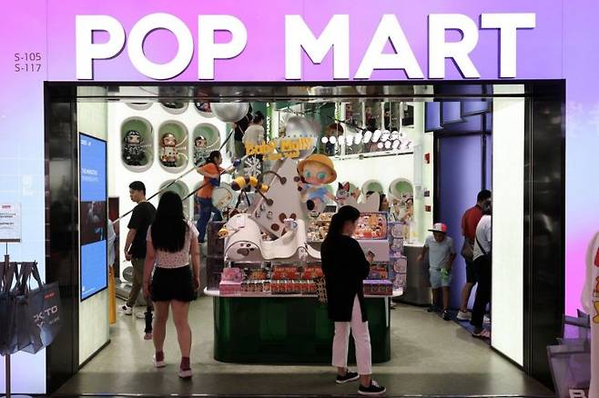 중국 상하이에 있는 팝마트 플래그십 스토어를 방문한 사람들. 로이터연합뉴스.