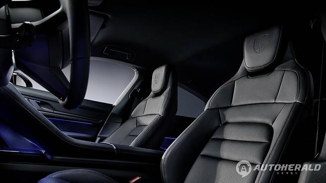 차별화된 디자인을 선보이는 포르쉐 '타이칸 블랙 에디션' 실내(출처 포르쉐)