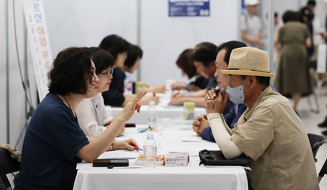 지난 9일 오전 경기 수원시 메쎄에서 열린 경기도 5070일자리 박람회에서 시민들이 구직 상담을 받고 있다. /박성원 기자