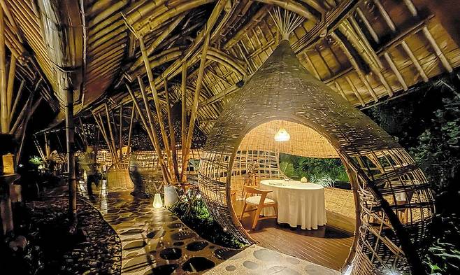 리조트 내 쿠부(Kubu) 식당. 대나무 구조물로 둥지처럼 설계된 파인다이닝 공간. /김지호 기자