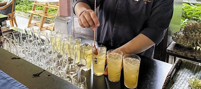 리조트 내 메인 풀 바 옆에서 야마자키 12년을 활용해 칵테일을 만드는 모습. /김지호 기자
