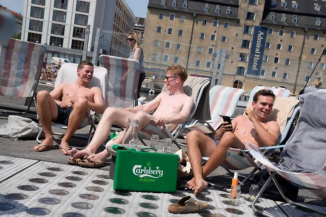 코펜하겐 하버배스에서 시민들이 휴식을 취하고 있다./AP 연합뉴스