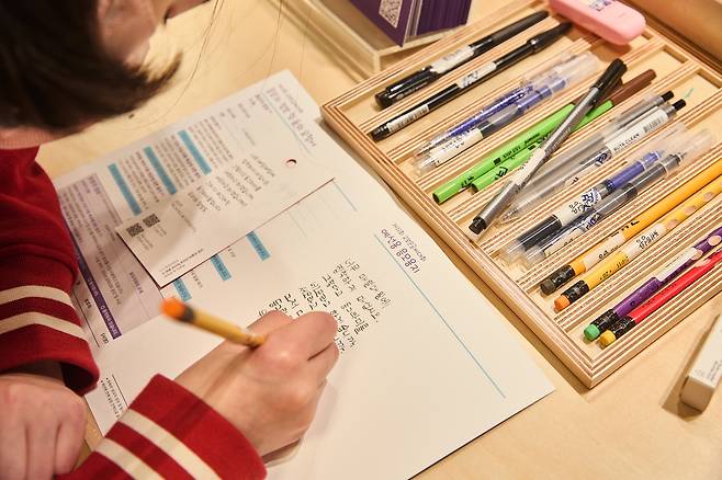 지난 4월 15일 서울 종로구 교보문고 광화문점에서 한 학생이 제11회 교보 손글씨 대회 예선용 응모 용지에 손으로 직접 시를 쓰고 있다./교보문고