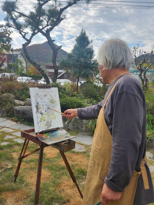 김배히(86) 작가가 드로잉에 열중하고 있다. 김배히 작가 제공