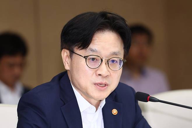 김정관 산업통상자원부 장관이 21일 서울 중구 대한상공회의소에서 열린 경제단체 및 업계와의 대미 통상 긴급점검회의를 주재하고 있다. 연합뉴스