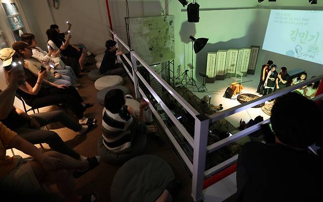 19일 오후 서울 강동구 스페이스 거북이에서 열린 ‘김민기 뒤풀이’에서 출연진과 관객들이 함께 ‘상록수’를 부르고 있다. 이종근 선임기자 root2@hani.co.kr