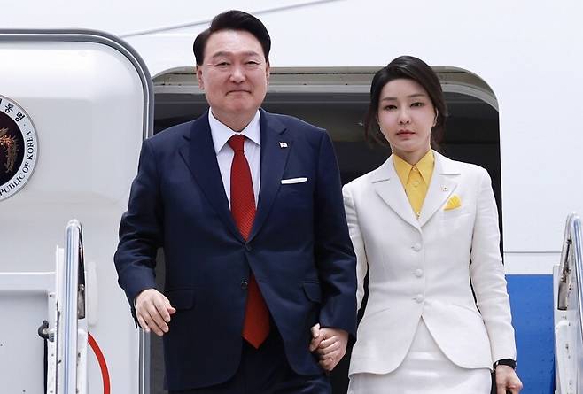 윤석열 전 대통령 부부가 2024년 북대서양조약기구(NATO·나토) 75주년 정상회의 참석에 앞서 미국 하와이 히캄 공군기지에 도착해 전용기인 공군 1호기에서 내리고 있다. 연합뉴스