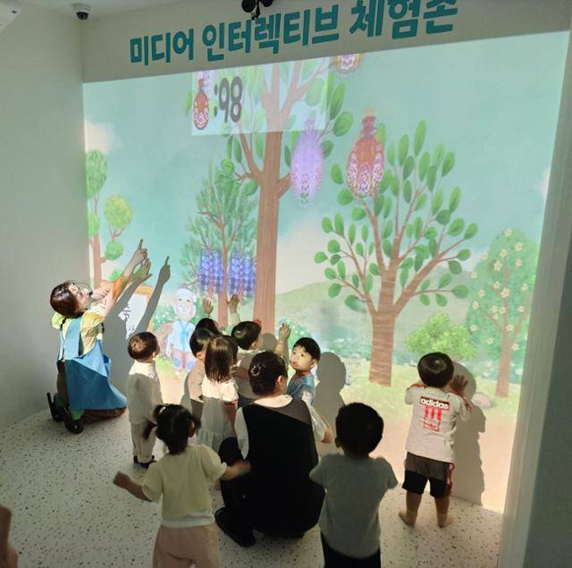 아이들이 부산형 어린이 문화복합시설 '들락날락'에서 미디어 관련 체험 활동을 하고 있다. 부산시 제공