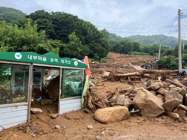 20일 경남 산청군 산청읍 부리마을의 버스 정류장이 산사태로 쏟아져 내린 흙과 바위로 파손돼 있다. 산청=권정현 기자